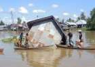 Viral !  Sebuah Bangunan Rumah Terbuat Dari Kayu Hanyut Di Sungai Martapura