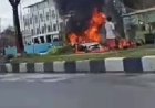 PALANGKA RAYA - Sebuah mini bus nomor Polisi KH 1601 TR yang digunakan sebagai pelangsir BBM terbakar,  di Jln Yos Sodarso,  Jumat (8/12) pagi.