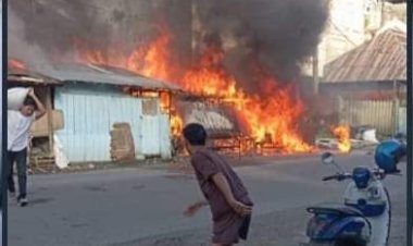 Geger Kios BBM Eceran Terbakar Minggu Pagi