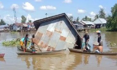 Viral !  Sebuah Bangunan Rumah Terbuat Dari Kayu Hanyut Di Sungai Martapura