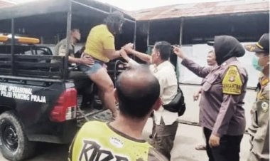 Seorang Wanita Setengah Bugil Mengamuk di Belakang Eks Golden Theatre Sampit.