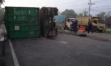 Truk Ban 14 Terbalik di Jalan Tjilik Riwut Km 10 Palangka Raya, Pembatas Jalan Hancur.