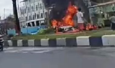 PALANGKA RAYA - Sebuah mini bus nomor Polisi KH 1601 TR yang digunakan sebagai pelangsir BBM terbakar,  di Jln Yos Sodarso,  Jumat (8/12) pagi.