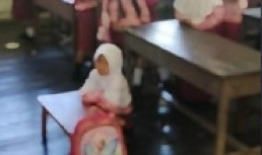 Seorang Murid SD di Katingan Duduk Melantai