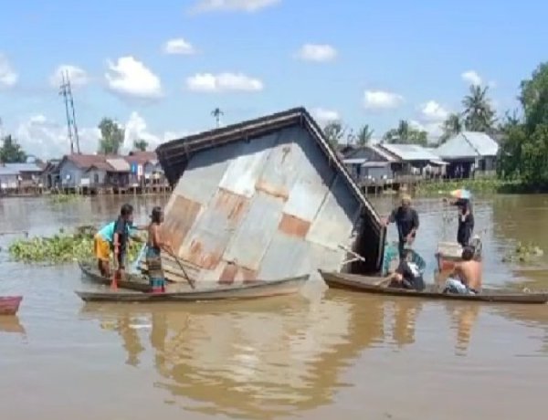 Viral !  Sebuah Bangunan Rumah Terbuat Dari Kayu Hanyut Di Sungai Martapura