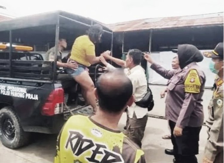 Seorang Wanita Setengah Bugil Mengamuk di Belakang Eks Golden Theatre Sampit.
