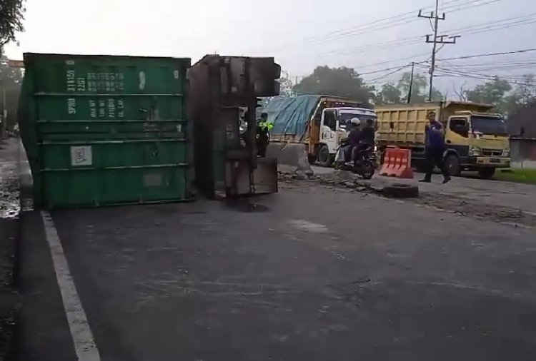 Truk Ban 14 Terbalik di Jalan Tjilik Riwut Km 10 Palangka Raya, Pembatas Jalan Hancur.