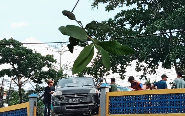 Sebuah Mobil pikap menabrak pembatas jembatan Rawasari di Jalan Jafri Zam-Zam, Banjarmasin Timur