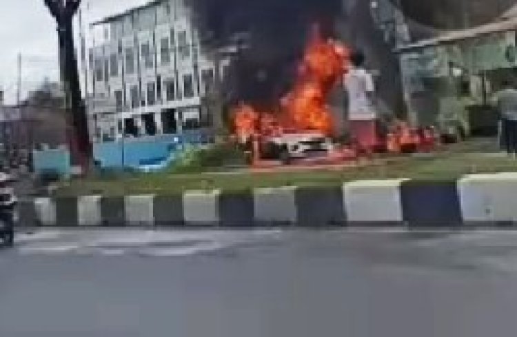 PALANGKA RAYA - Sebuah mini bus nomor Polisi KH 1601 TR yang digunakan sebagai pelangsir BBM terbakar,  di Jln Yos Sodarso,  Jumat (8/12) pagi.