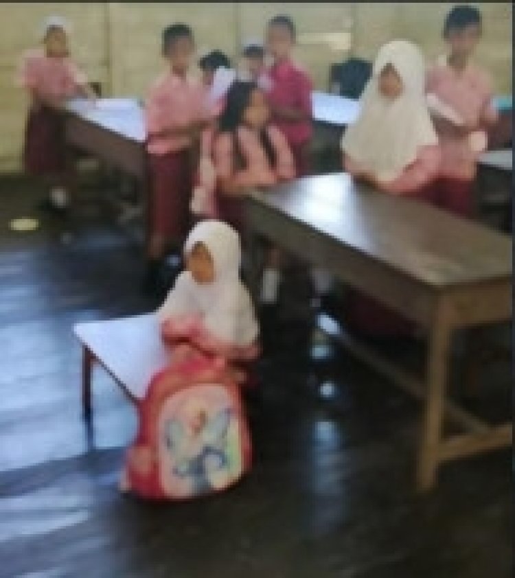 Seorang Murid SD di Katingan Duduk Melantai