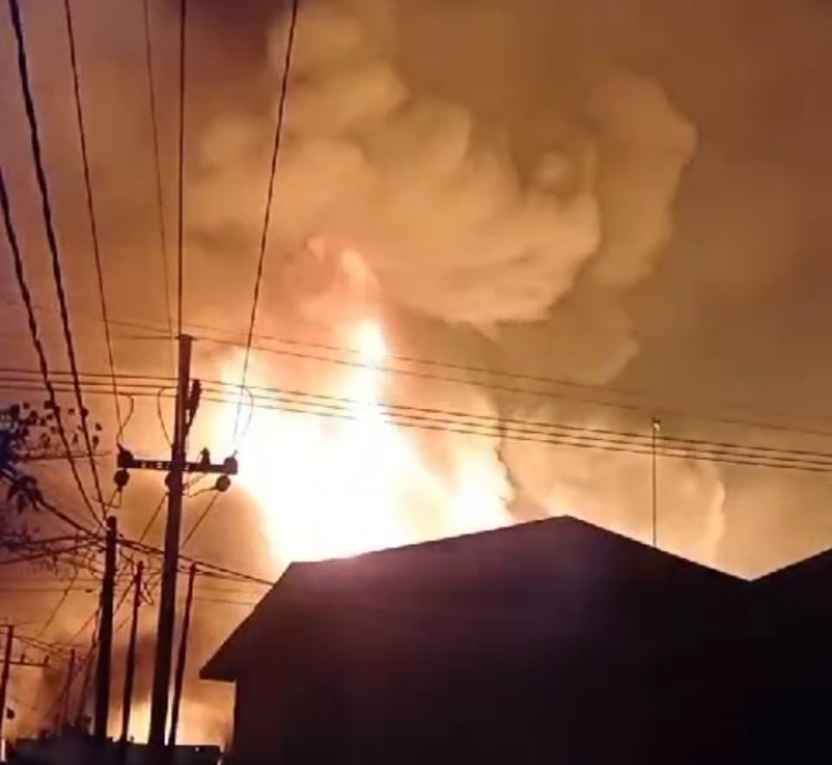 Kebakaran gudang tiner milik CV Rajawali Chemical di Jalan Kalianak Madya 1 Nomor 5 Terbakar Hebat
