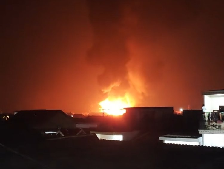 Enam Orang Mengalami Luka Bakar Dalam Insiden Kebakaran Gudang Produksi Dan Penyimpanan Cairan Kimia Tiner