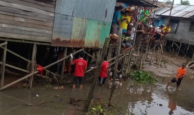 Penemuan Sesosok Mayat Dikolong Rumah Warga Di Kelurahan Mantuil, Banjarmasin