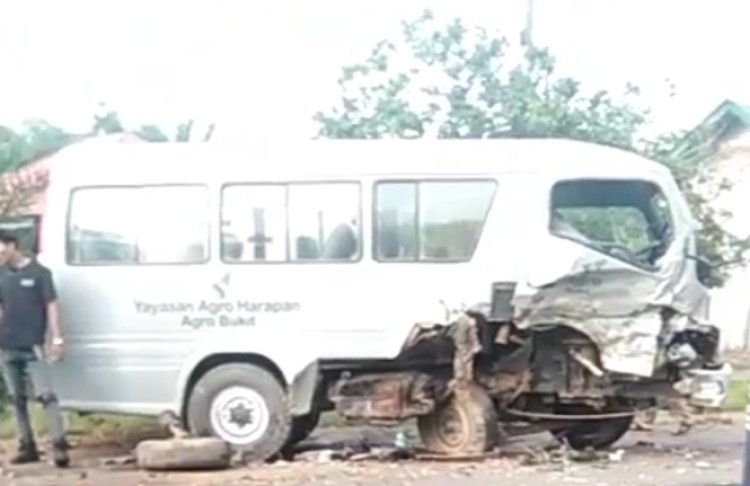 Braaakkk!! Sebuah Minibus Berjenis Suzuki Ertiga Bertabrakan Dengan Bus Sekolah Milik PT Agro Bukit, Desa Penyang (Kotim)