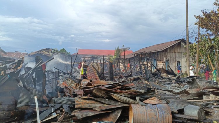 Kebakaran Pemukiman Padat Penduduk Dijalan Biak, Kecamatan Mentawa Baru Ketapang (Kotim)
