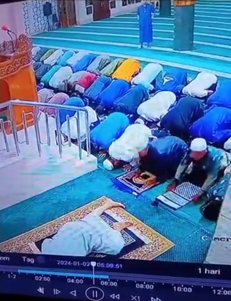 Viral Sebuah Rekaman CCTV, Imam Wafat Saat Sujud Di Rakaat Pertama.