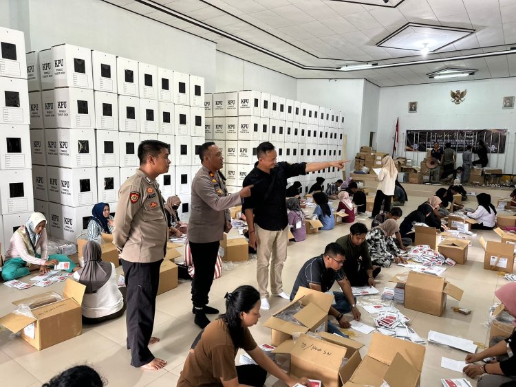 Wakapolres Lamandau Bersama Personel Melaksanakan Pengecekan Surat Suara Yang Baru Tiba Di KPU Lamandau