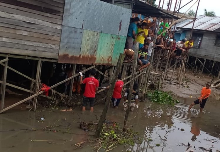 Penemuan Sesosok Mayat Dikolong Rumah Warga Di Kelurahan Mantuil, Banjarmasin