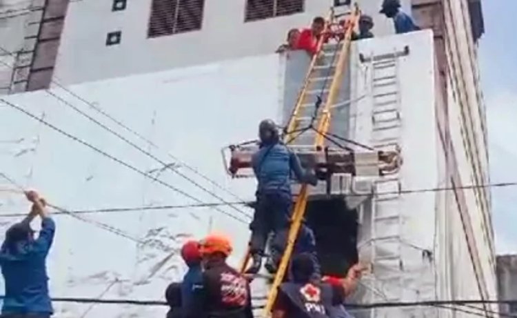 Tersetrum Saat Perbaiki Atap Toko, Aril Terkulai Lemas